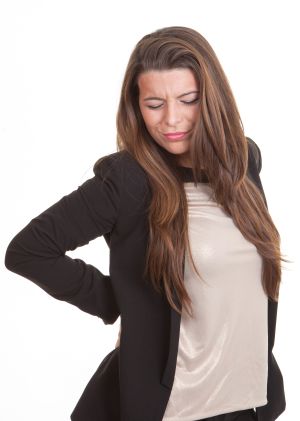 Frau leidet an Rückenschmerzen