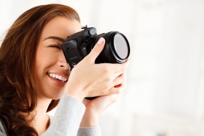 Junge Fotografin mit Kamera