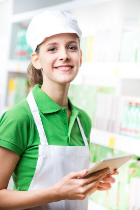 Junge Verkäuferin im Laden