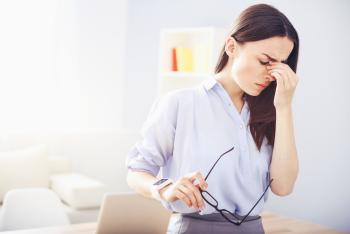 Frau hat Kopfschmerzen